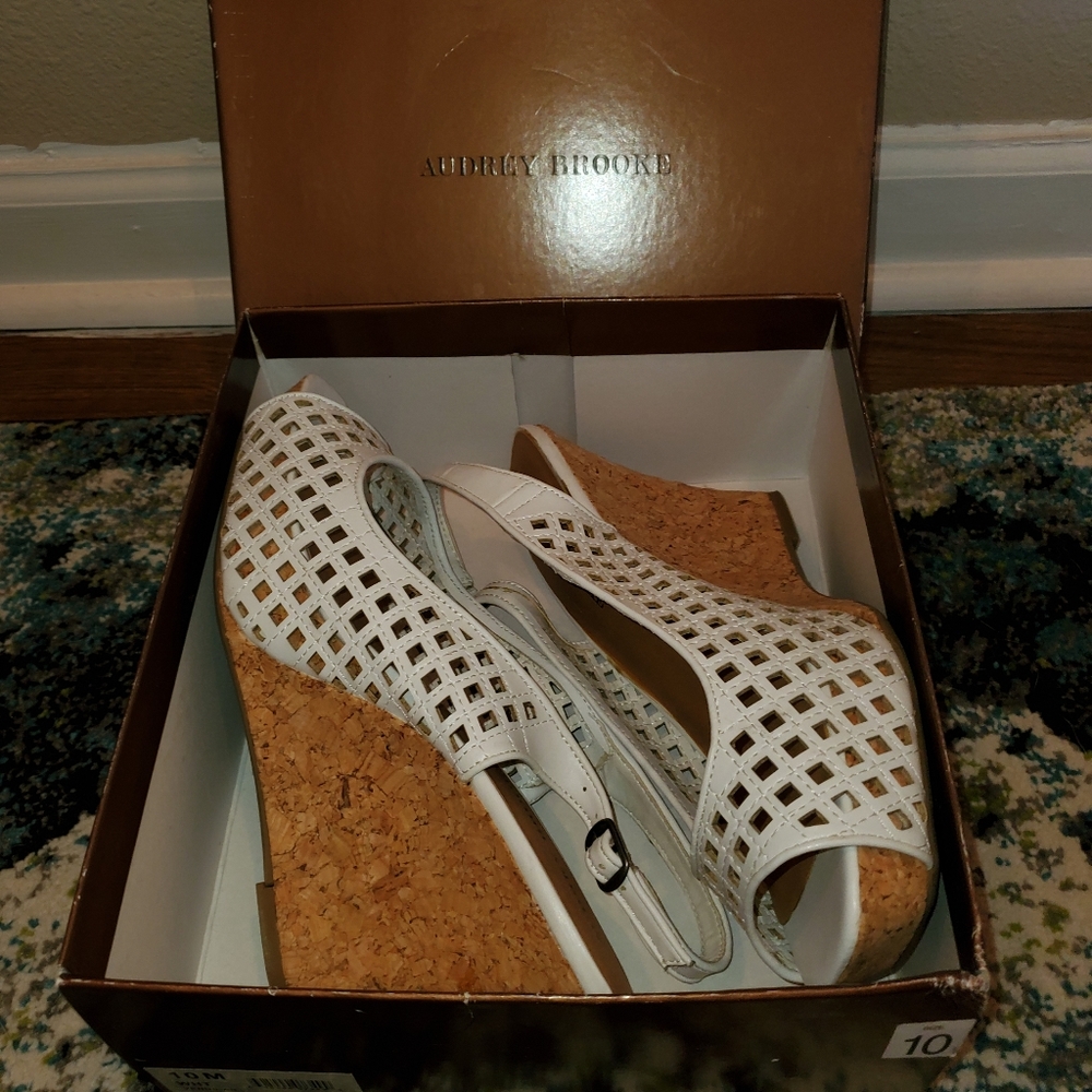 Audrey Brooke size 10 white wedges